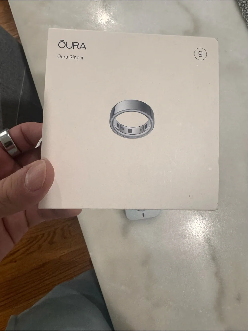 Oura Ring 4 - Silver Metallic Smart Ring